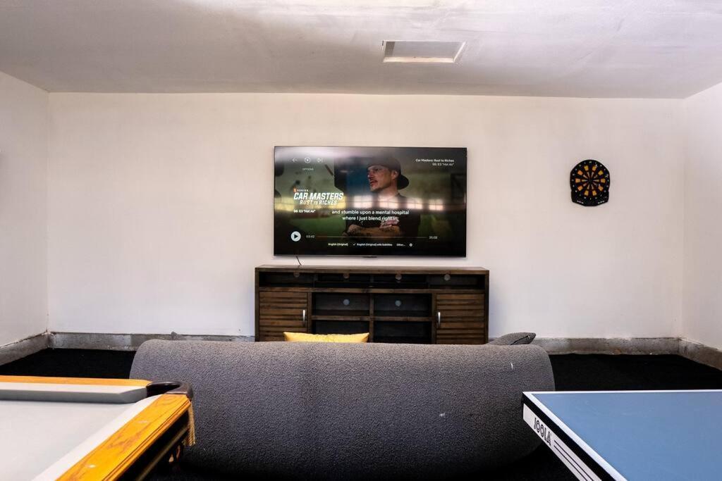 Spacious Beautifully Furnished 5 Bedrooms 3 Full Bath House With Ping Pong And Pool Table And 85 In Tv In Game San Diego