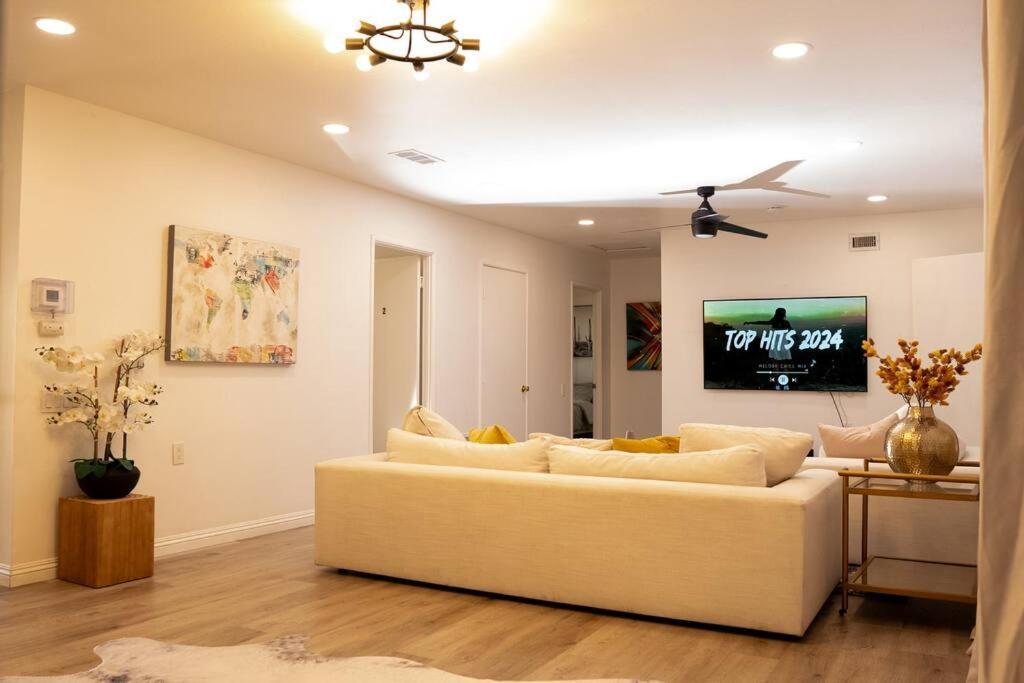 Spacious Beautifully Furnished 5 Bedrooms 3 Full Bath House With Ping Pong And Pool Table And 85 In Tv In Game