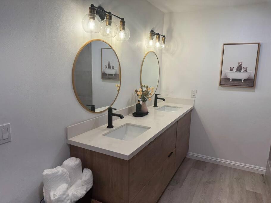 Holiday home Spacious Beautifully Furnished 5 Bedrooms 3 Full Bath House With Ping Pong And Pool Table And 85 In Tv In Game San Diego