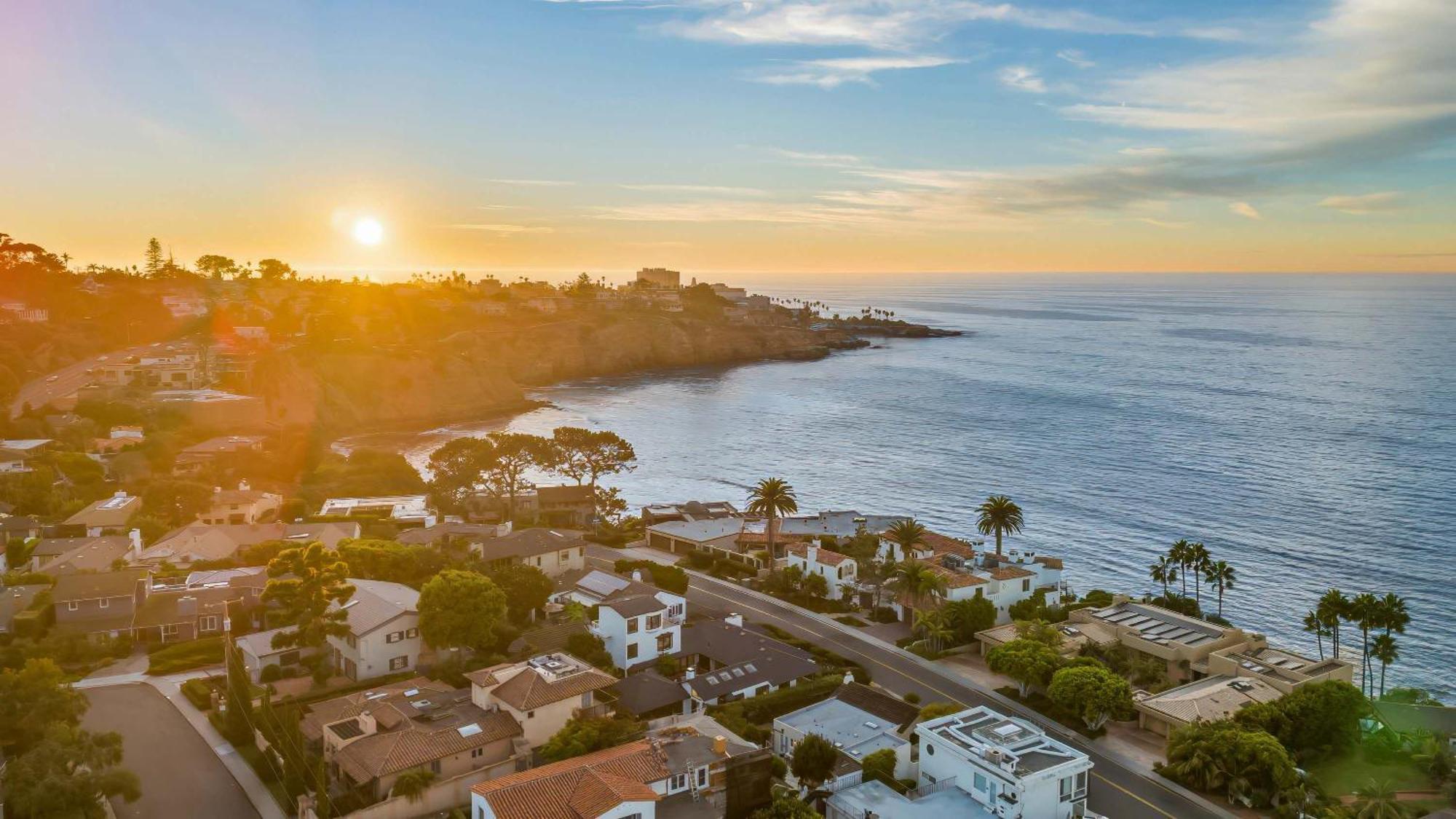 Holiday home Pacific Perfection - Ocean Views Jacuzzi Walk To And Dining *