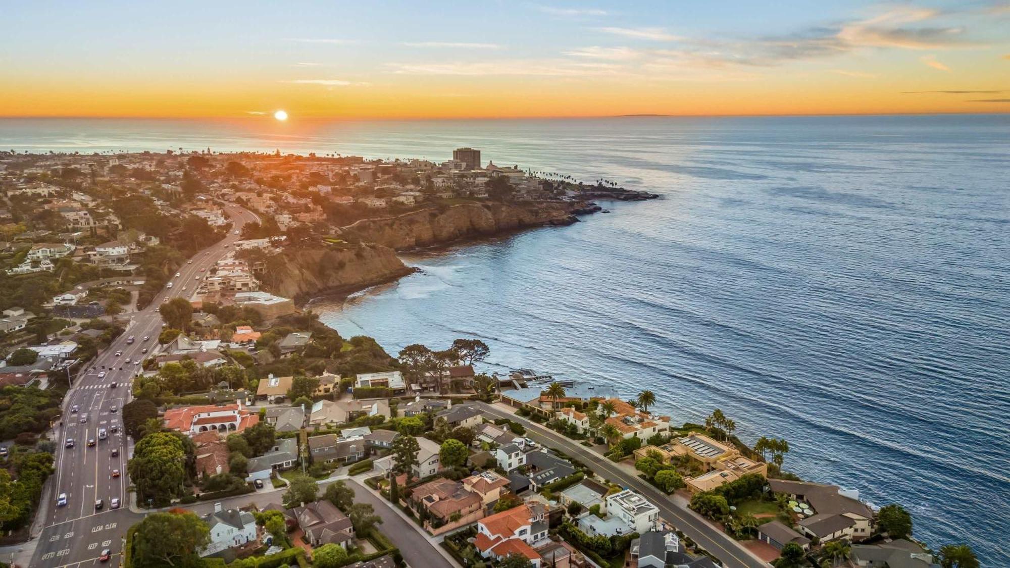 Holiday home Pacific Perfection - Ocean Views Jacuzzi Walk To And Dining *