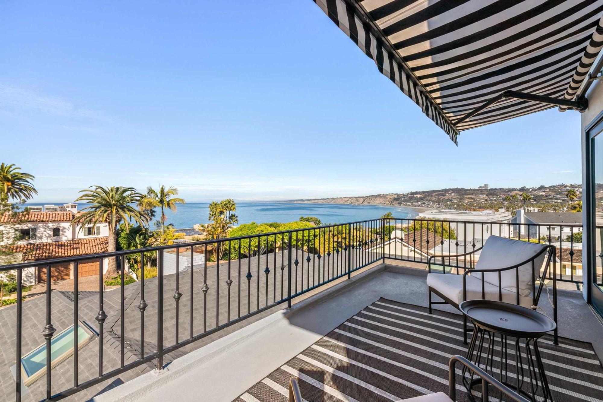 Holiday home Pacific Perfection - Ocean Views Jacuzzi Walk To And Dining *