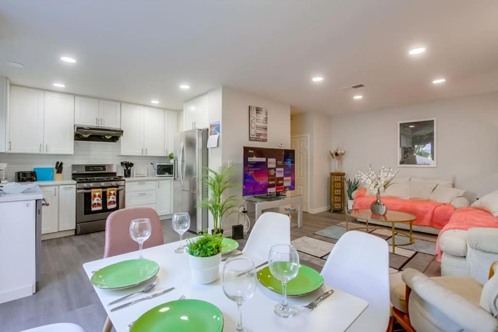 Holiday home Entire Modern 4-bedroom W Pool, King Bed, Garage, Prime Location San Diego