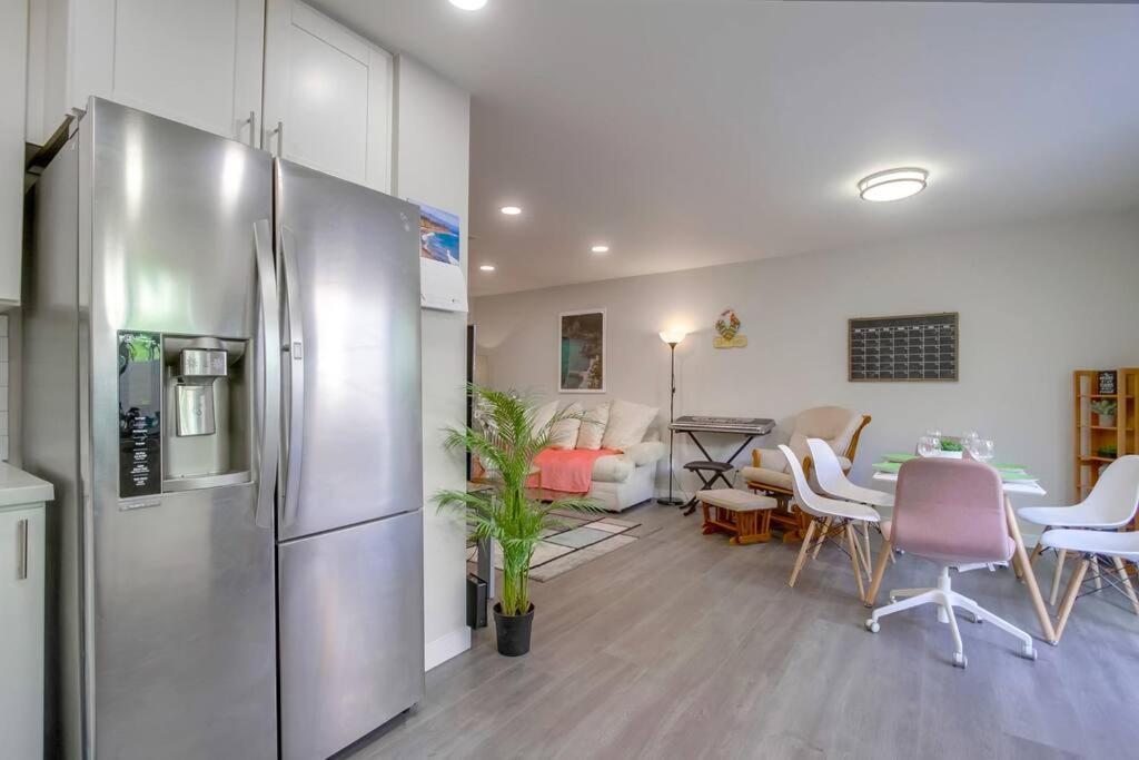 Holiday home Entire Modern 4-bedroom W Pool, King Bed, Garage, Prime Location *
