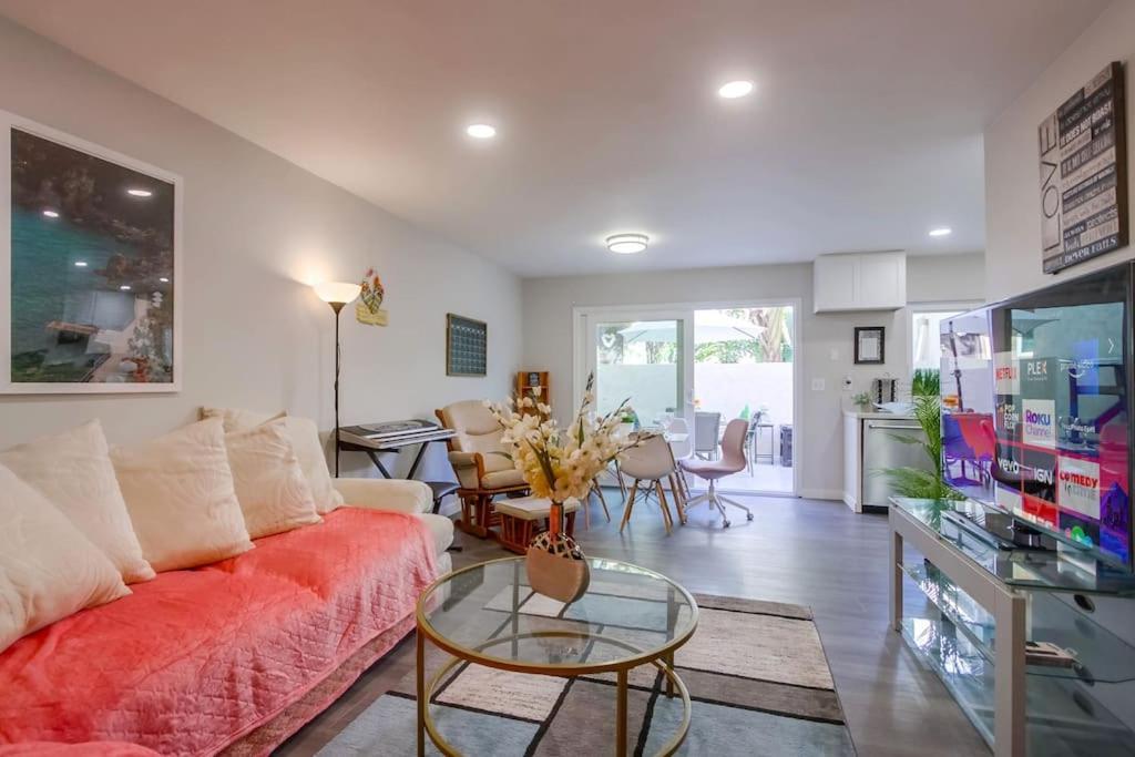 Entire Modern 4-bedroom W Pool, King Bed, Garage, Prime Location Holiday home San Diego