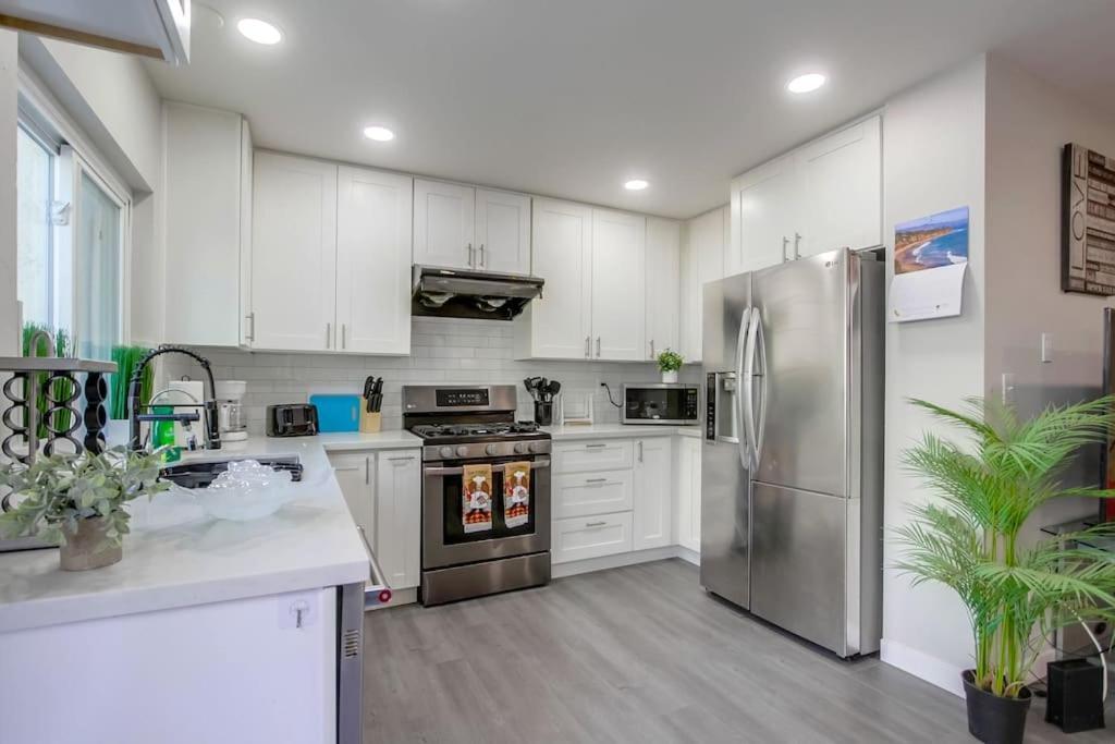 Entire Modern 4-bedroom W Pool, King Bed, Garage, Prime Location Holiday home *