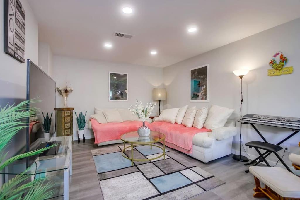 Entire Modern 4-bedroom W Pool, King Bed, Garage, Prime Location *