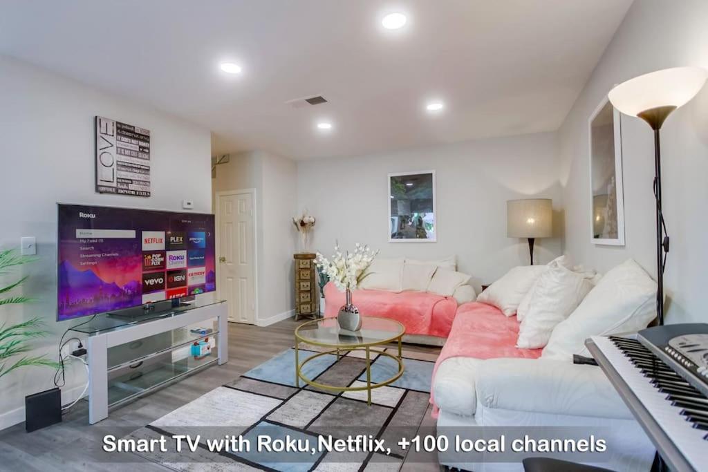 Entire Modern 4-bedroom W Pool, King Bed, Garage, Prime Location *