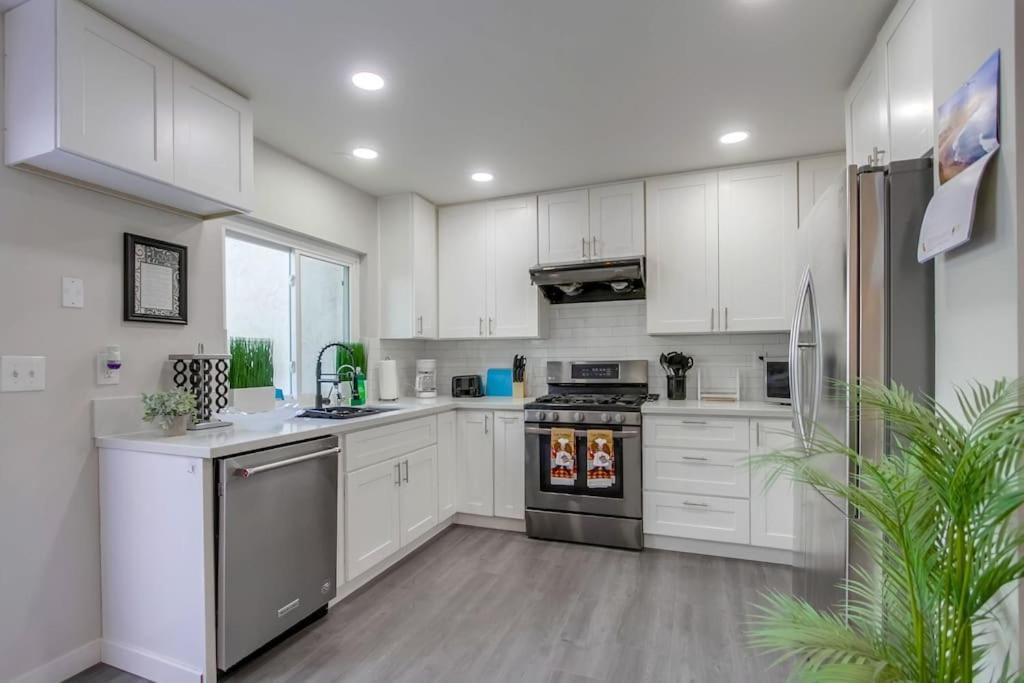 Entire Modern 4-bedroom W Pool, King Bed, Garage, Prime Location Holiday home