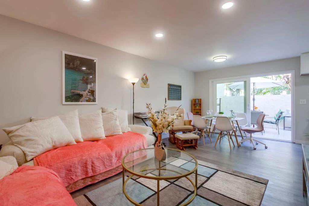 Entire Modern 4-bedroom W Pool, King Bed, Garage, Prime Location Holiday home *