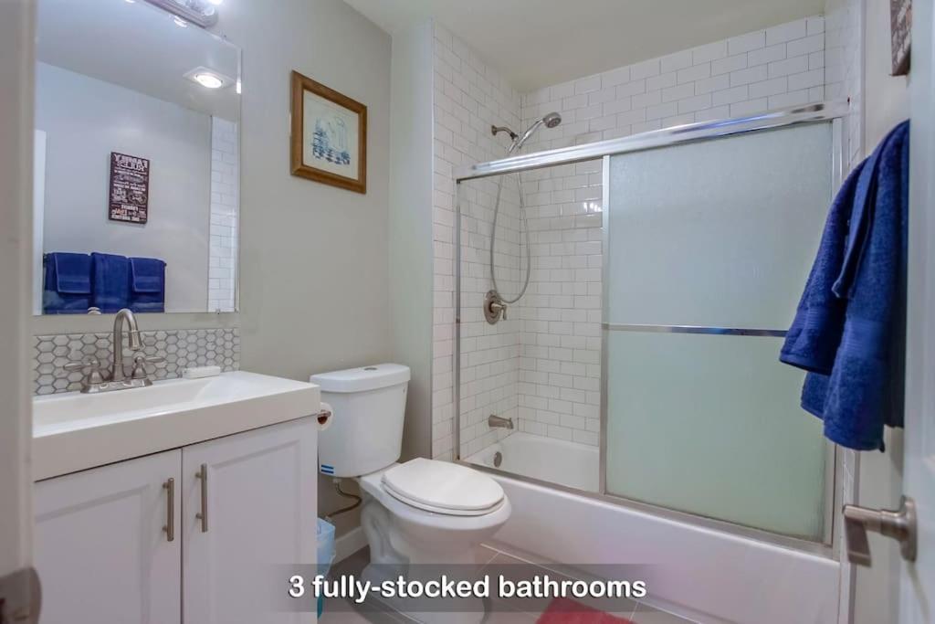 Holiday home Entire Modern 4-bedroom W Pool, King Bed, Garage, Prime Location San Diego