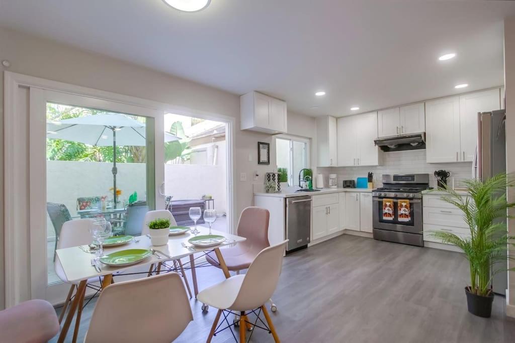 Holiday home Entire Modern 4-bedroom W Pool, King Bed, Garage, Prime Location