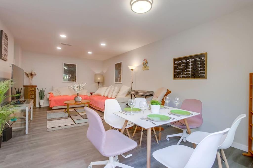Entire Modern 4-bedroom W Pool, King Bed, Garage, Prime Location San Diego