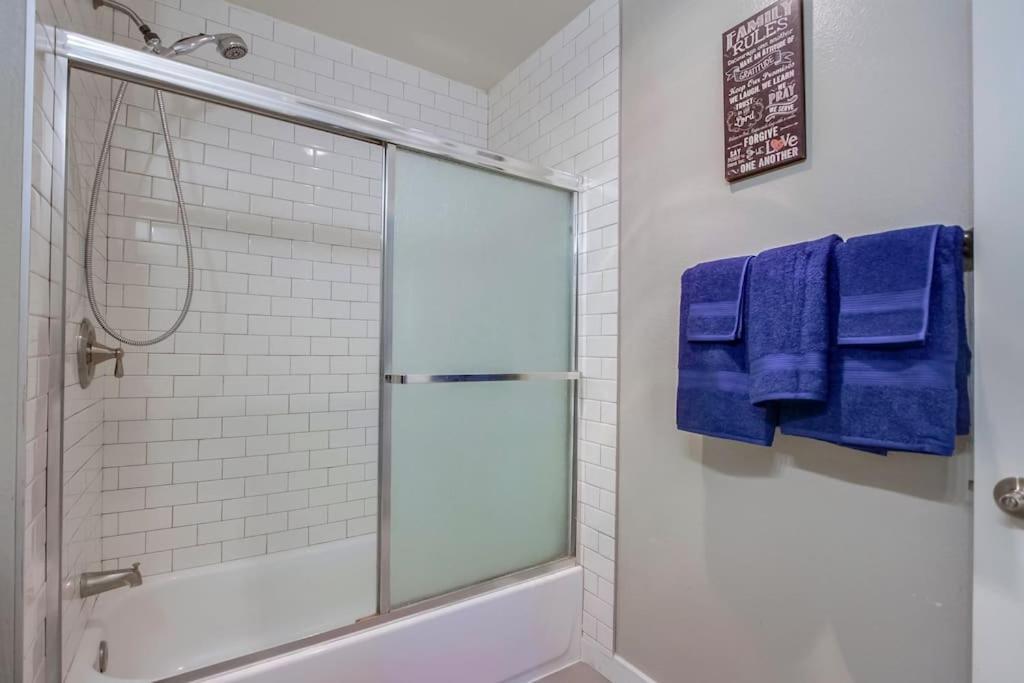 Entire Modern 4-bedroom W Pool, King Bed, Garage, Prime Location