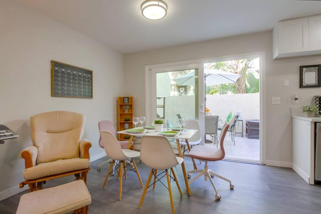 Entire Modern 4-bedroom W Pool, King Bed, Garage, Prime Location