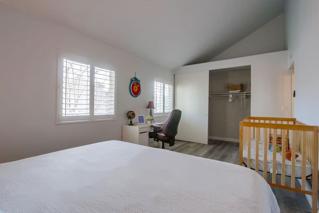 Entire Modern 4-bedroom W Pool, King Bed, Garage, Prime Location Holiday home