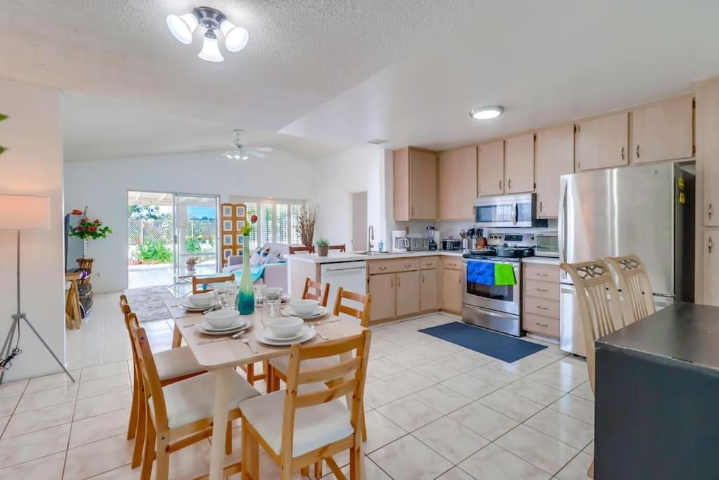 Entire Private 4-bedroom House W Garage, Big Yard, King Bed, Baby Crib Holiday home