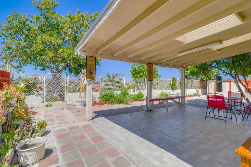 Holiday home Entire Private 4-bedroom House W Garage, Big Yard, King Bed, Baby Crib *