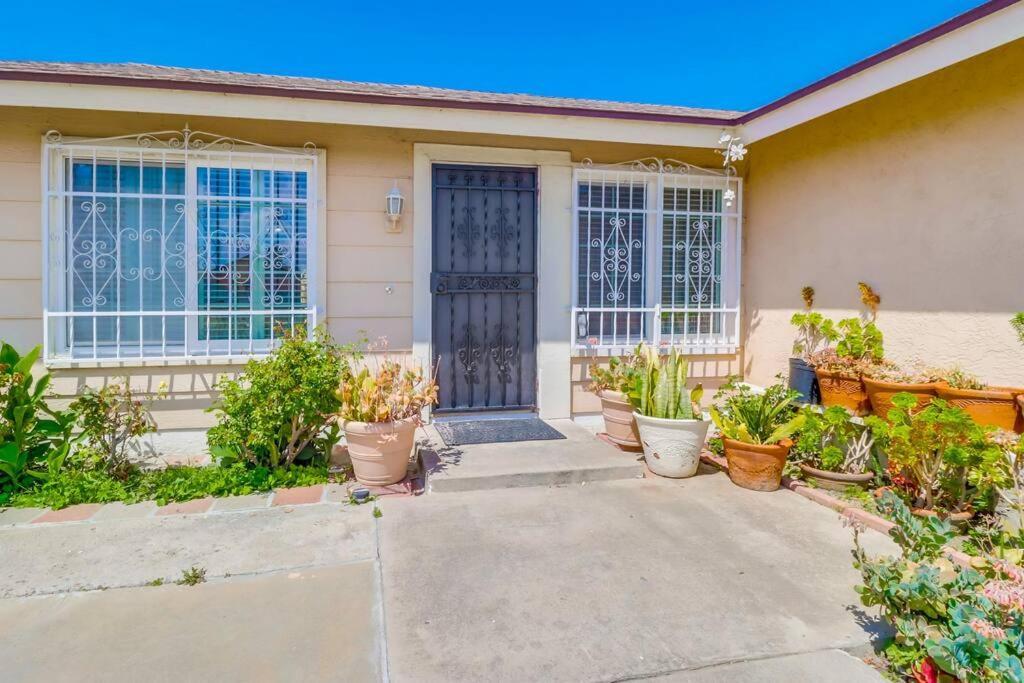 Holiday home Entire Private 4-bedroom House W Garage, Big Yard, King Bed, Baby Crib *