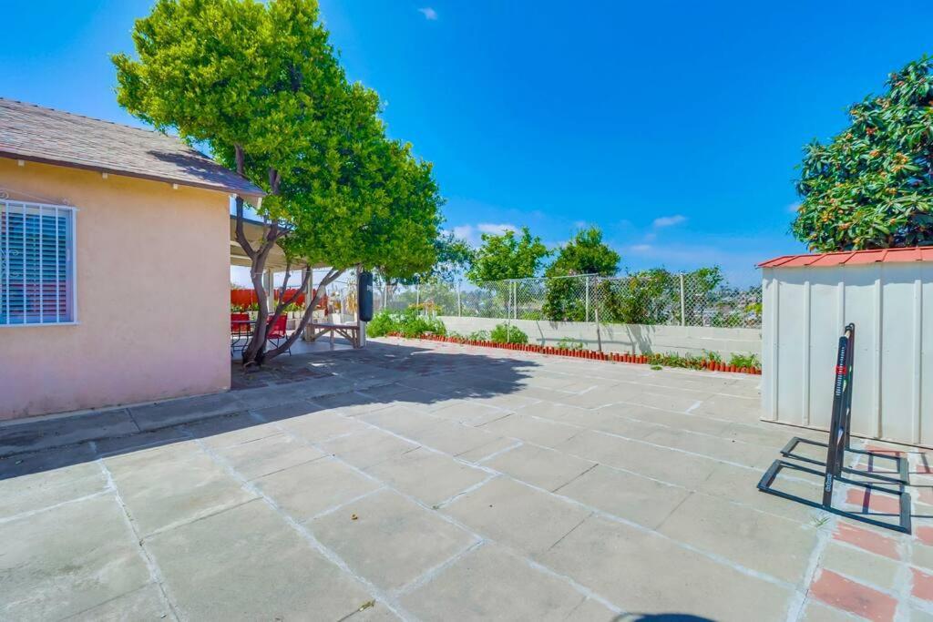 Entire Private 4-bedroom House W Garage, Big Yard, King Bed, Baby Crib Holiday home