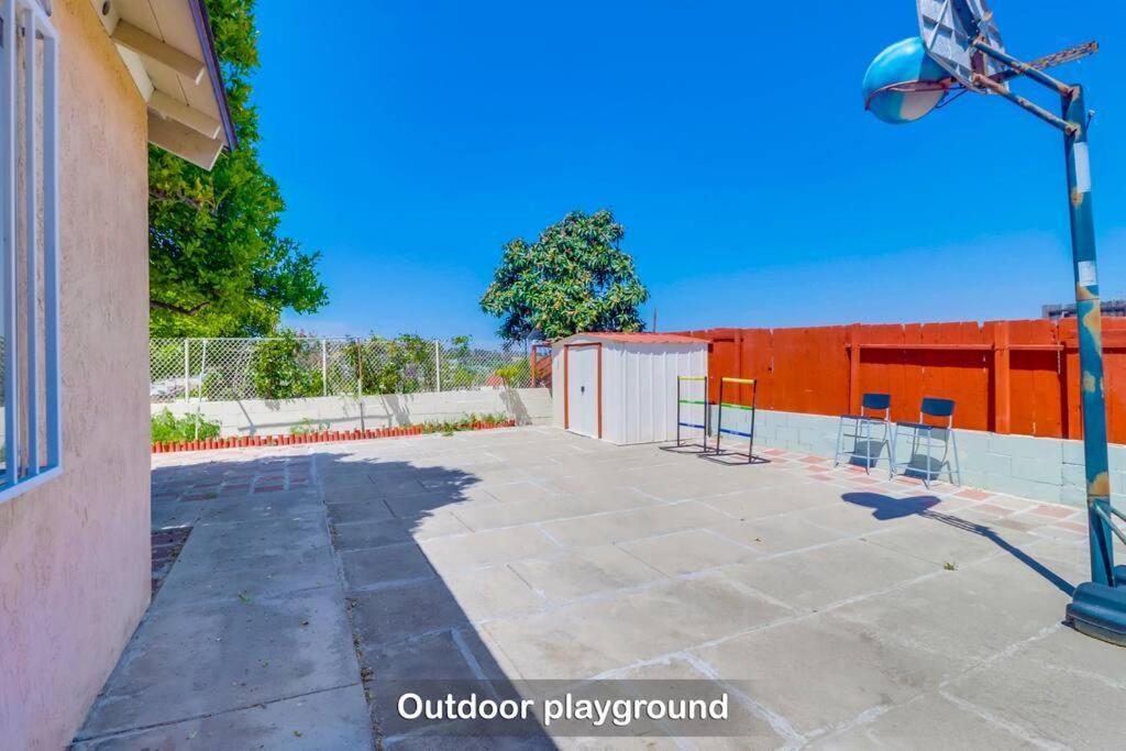 Entire Private 4-bedroom House W Garage, Big Yard, King Bed, Baby Crib Holiday home *