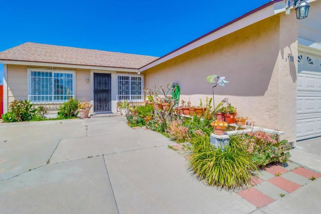Entire Private 4-bedroom House W Garage, Big Yard, King Bed, Baby Crib *