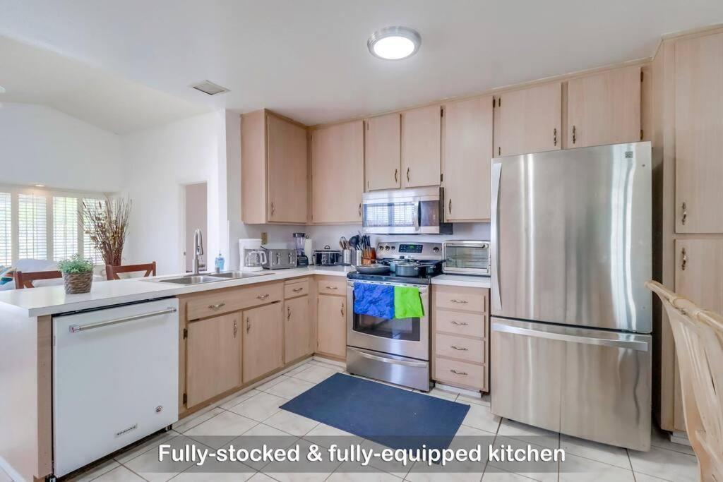 Entire Private 4-bedroom House W Garage, Big Yard, King Bed, Baby Crib Holiday home