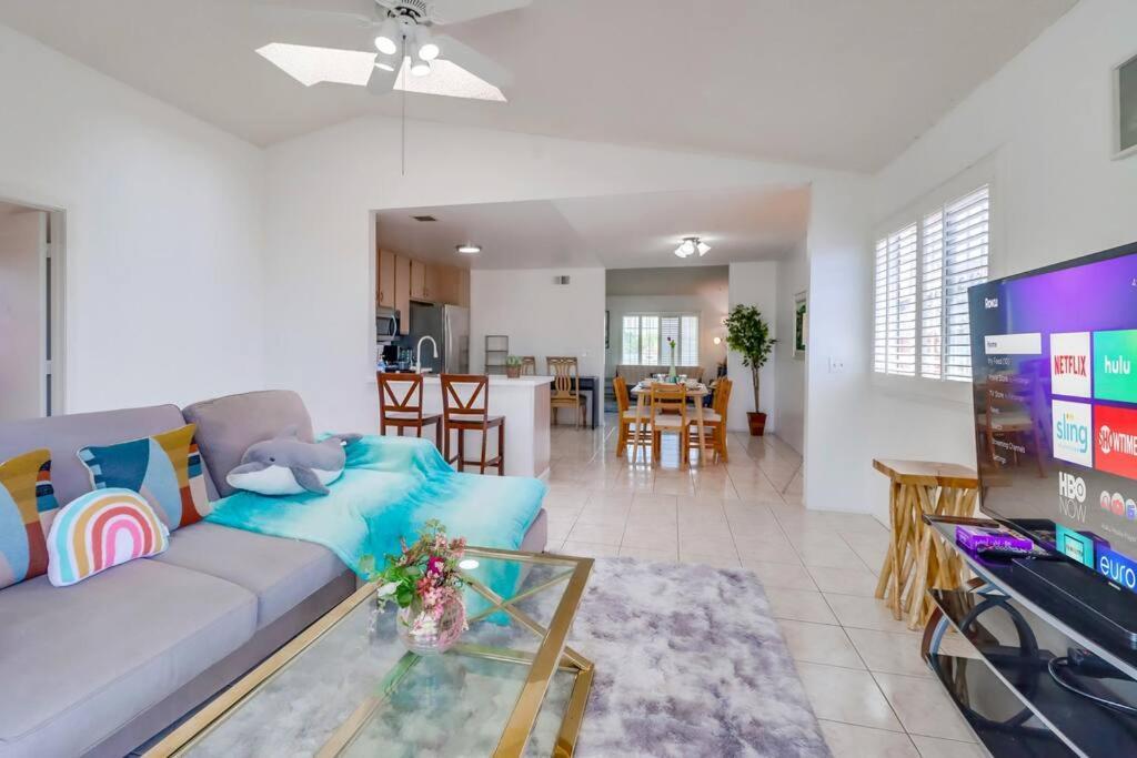 Entire Private 4-bedroom House W Garage, Big Yard, King Bed, Baby Crib Holiday home *