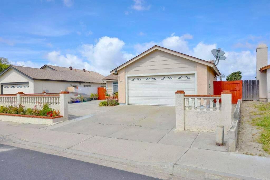 Entire Private 4-bedroom House W Garage, Big Yard, King Bed, Baby Crib Holiday home San Diego