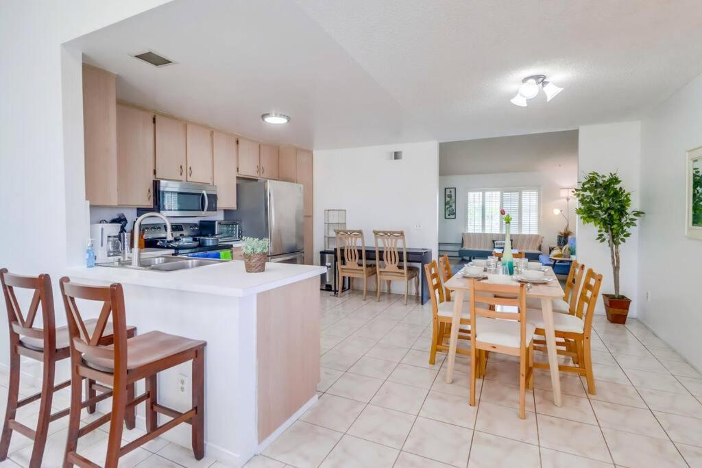 Entire Private 4-bedroom House W Garage, Big Yard, King Bed, Baby Crib Holiday home *