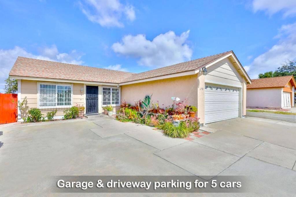 Entire Private 4-bedroom House W Garage, Big Yard, King Bed, Baby Crib Holiday home *