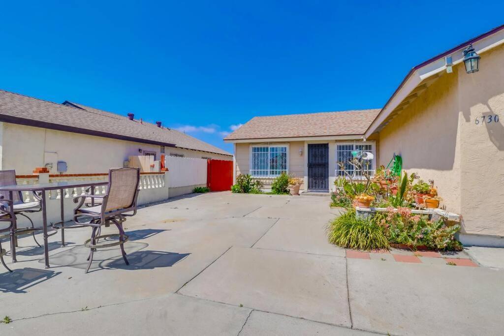 Holiday home Entire Private 4-bedroom House W Garage, Big Yard, King Bed, Baby Crib *