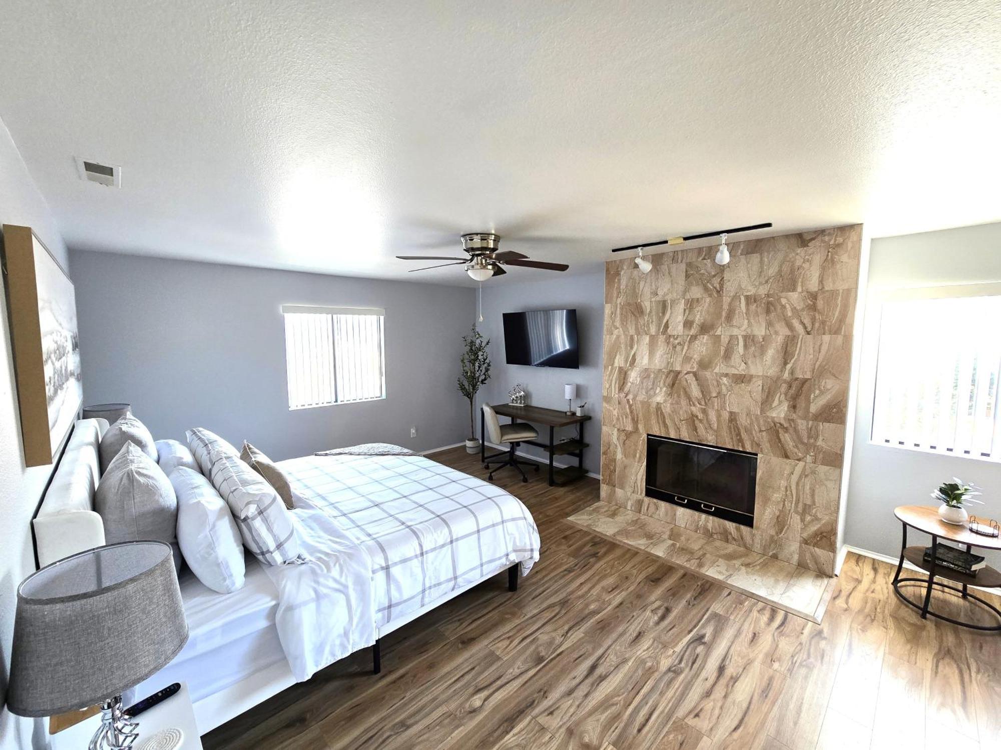 Fun-gameroom & Gazebo-centrally Located! Holiday home *
