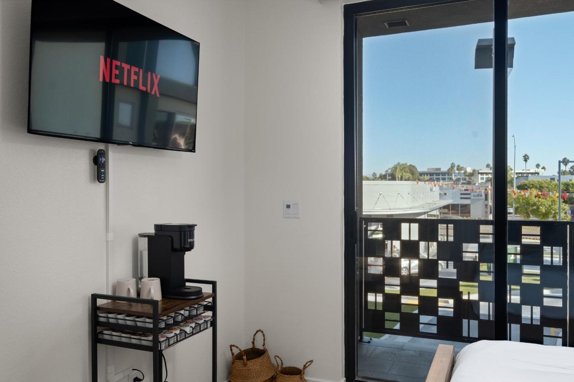Stylish 2 Bedroom King Bed Evcharger Pet-friendly Balcony Apartment San Diego