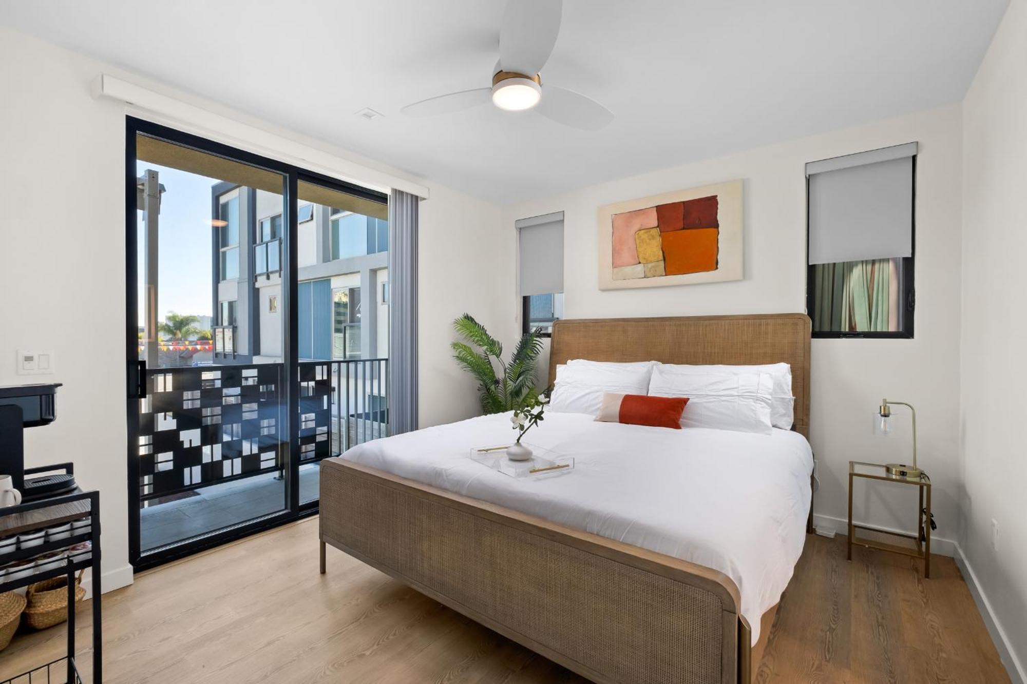 Stylish 2 Bedroom King Bed Evcharger Pet-friendly Balcony San Diego
