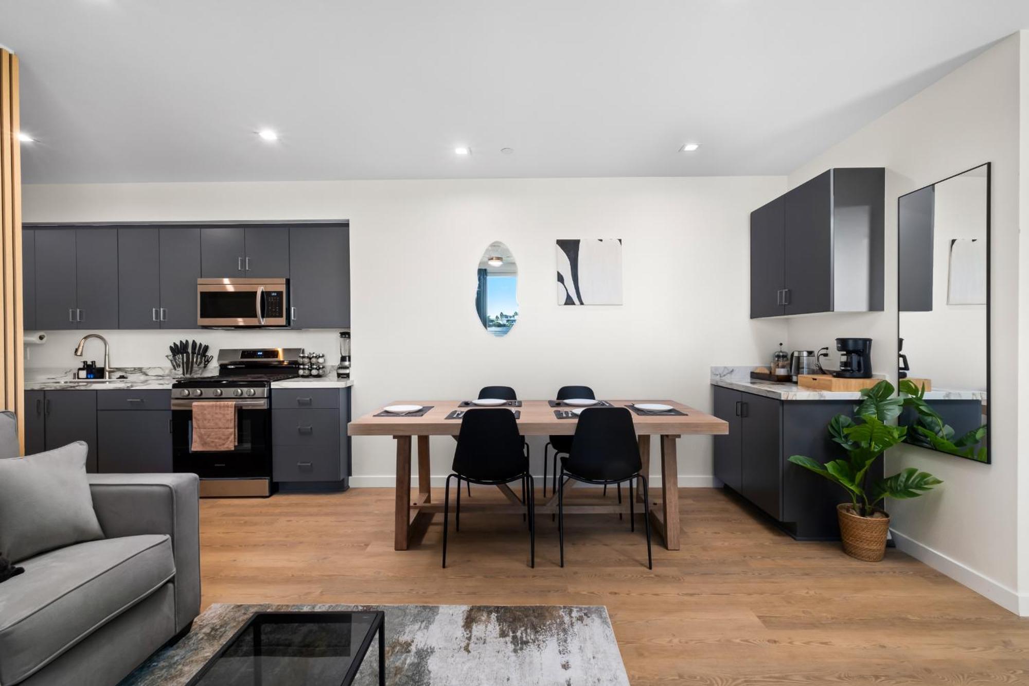 Stylish 2 Bedroom King Bed Evcharger Pet-friendly Balcony