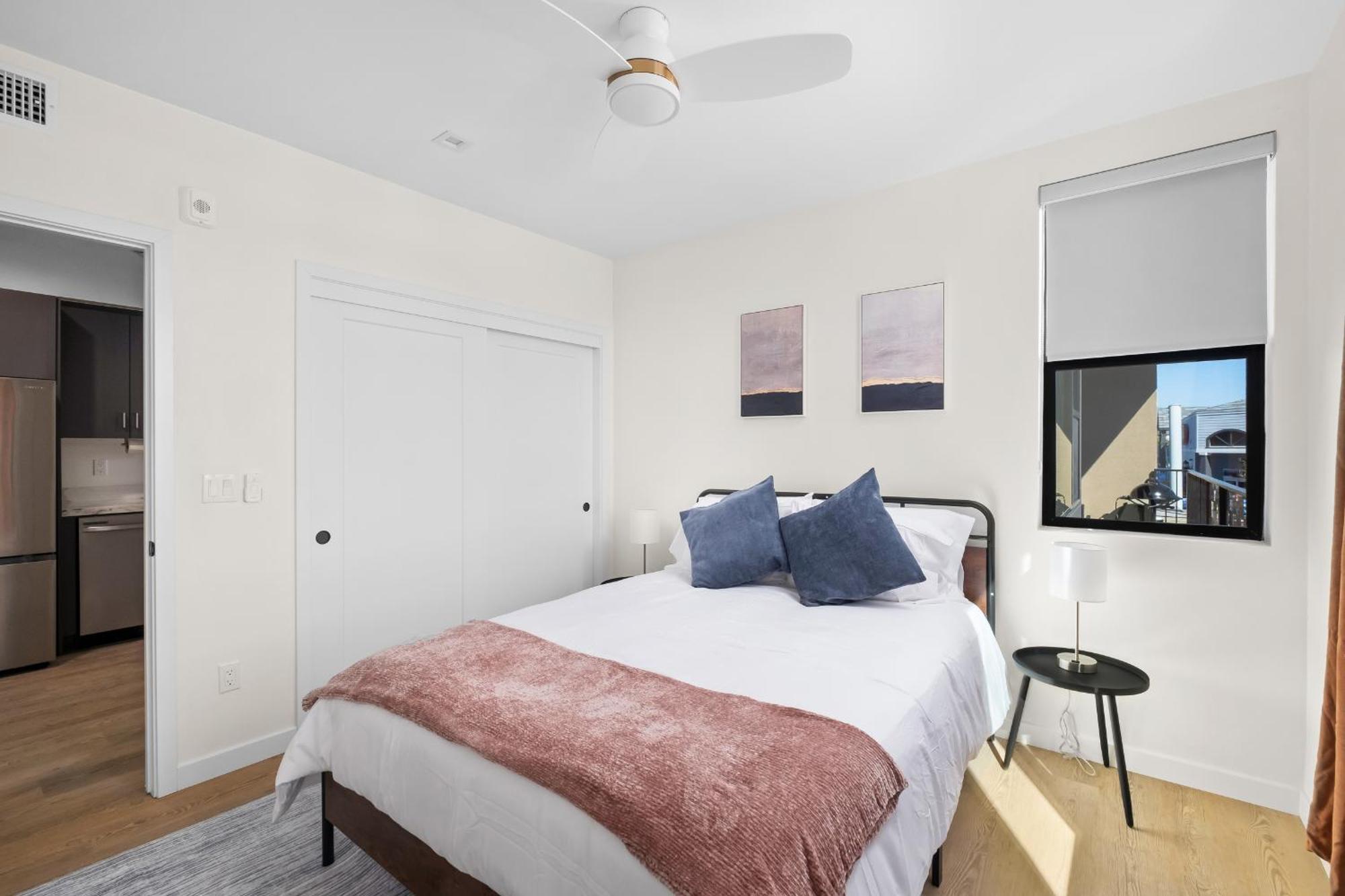Stylish 2 Bedroom King Bed Evcharger Pet-friendly Balcony Apartment San Diego