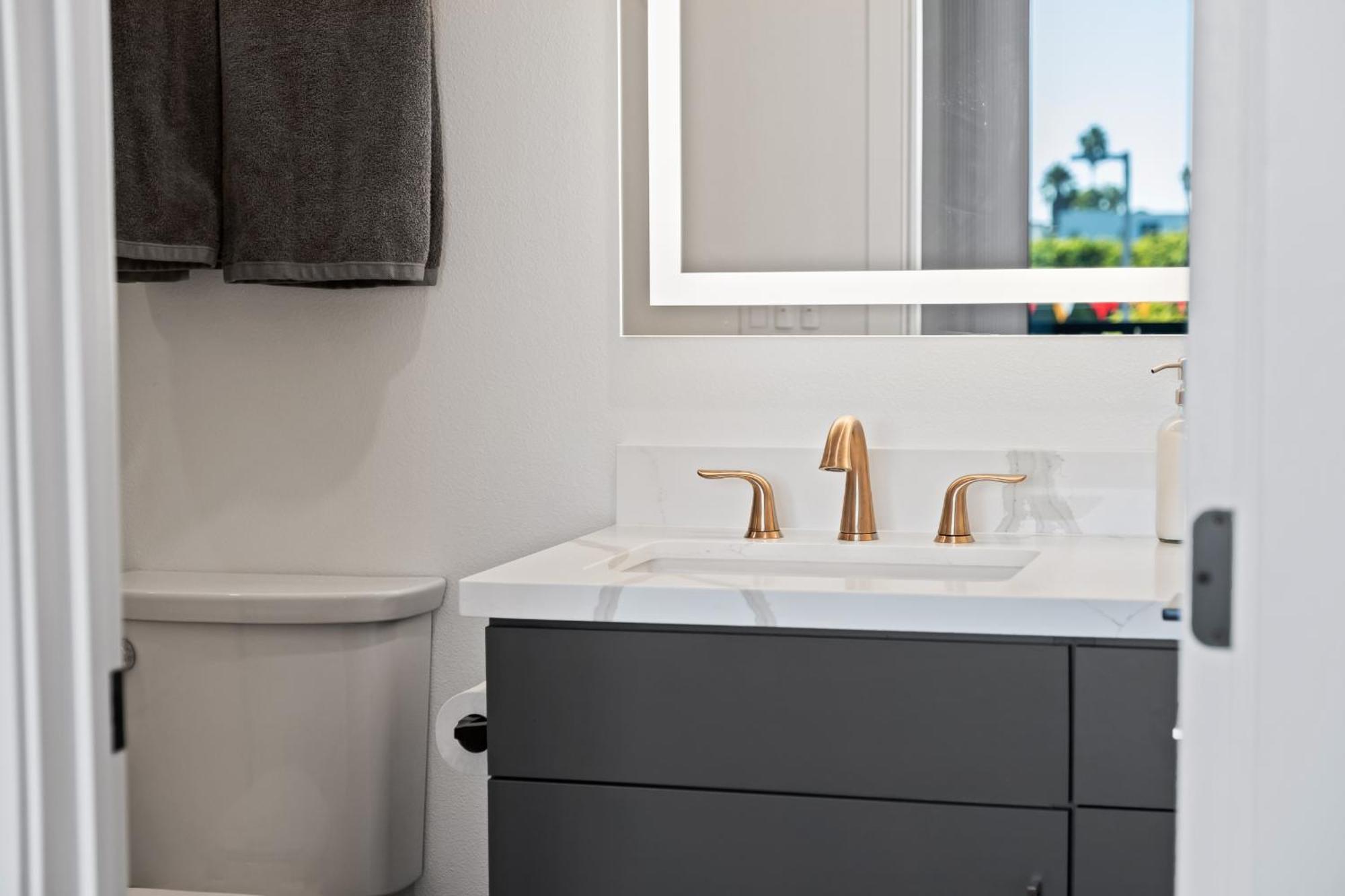 Stylish 2 Bedroom King Bed Evcharger Pet-friendly Balcony