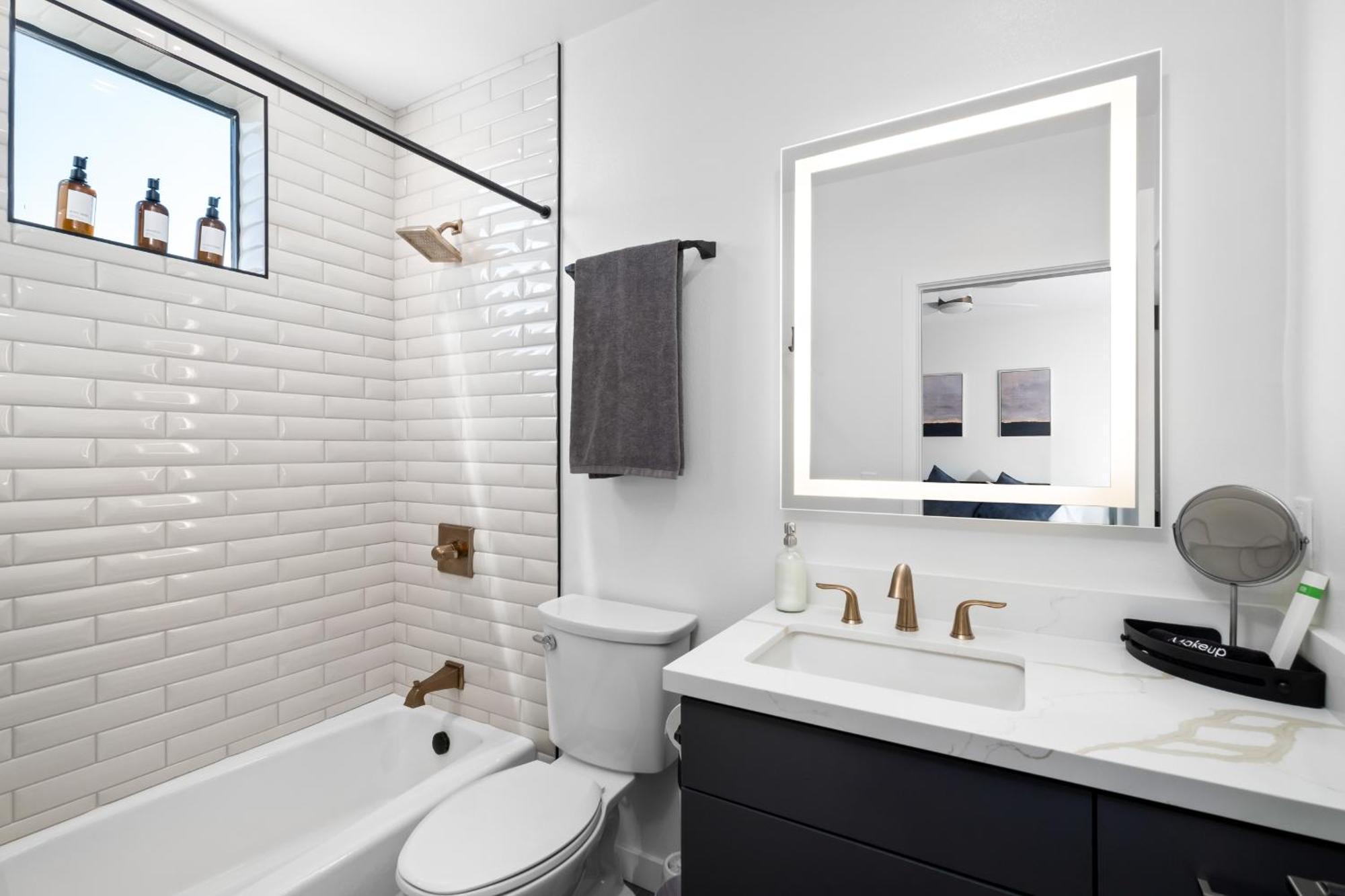 Stylish 2 Bedroom King Bed Evcharger Pet-friendly Balcony Apartment San Diego