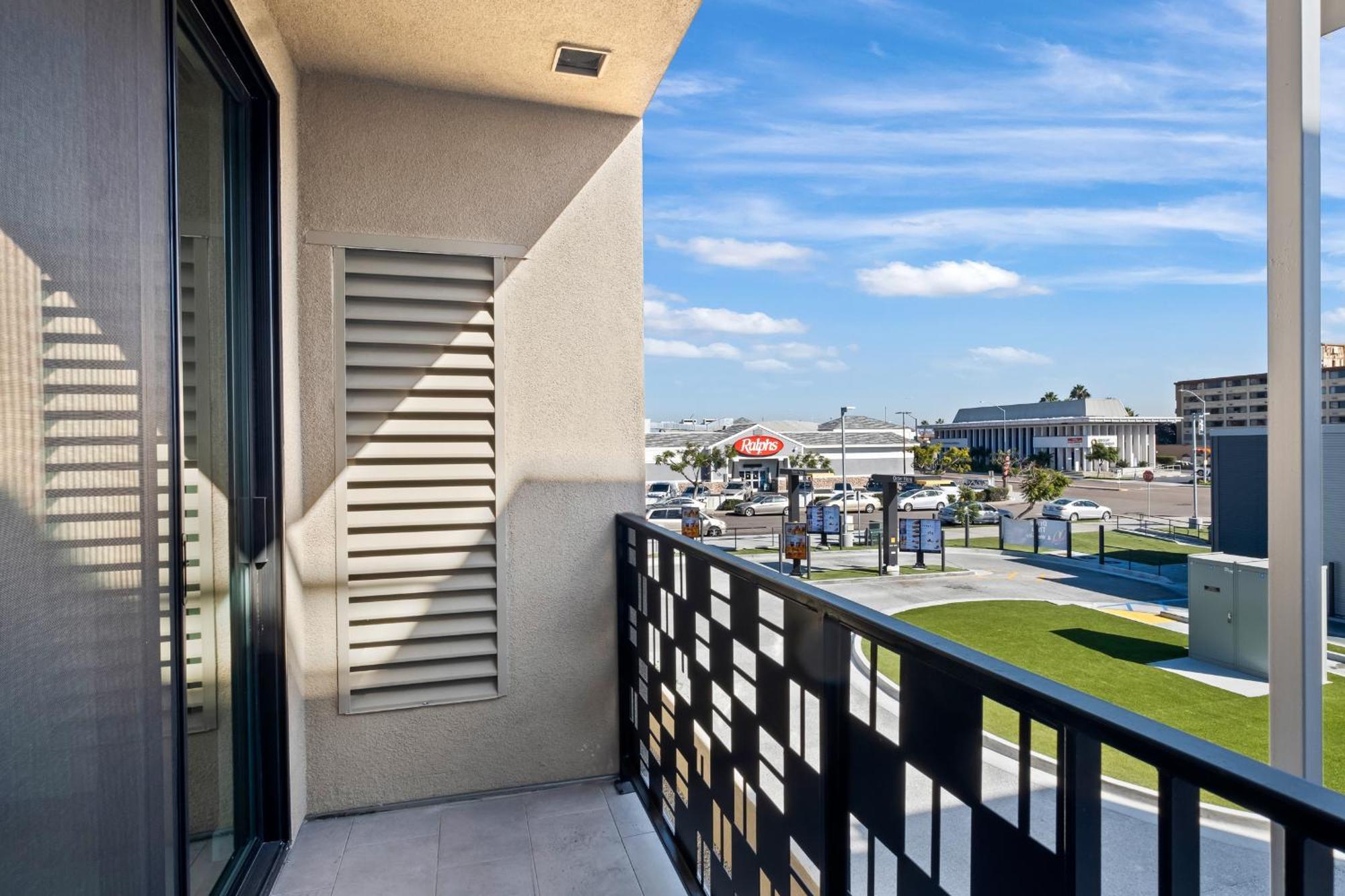 Stylish 2 Bedroom King Bed Evcharger Pet-friendly Balcony Apartment