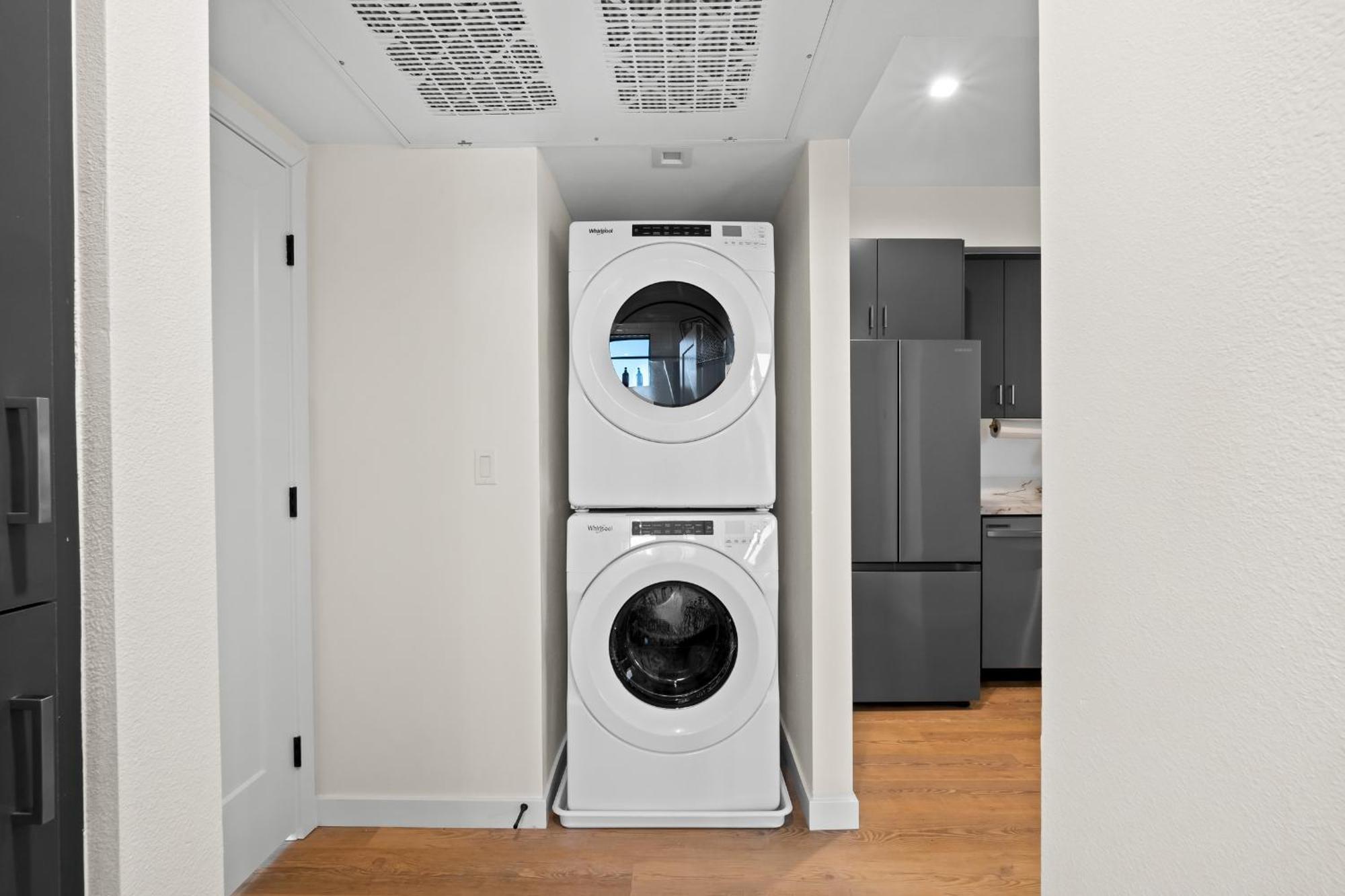Apartment Stylish 2 Bedroom King Bed Evcharger Pet-friendly Balcony *