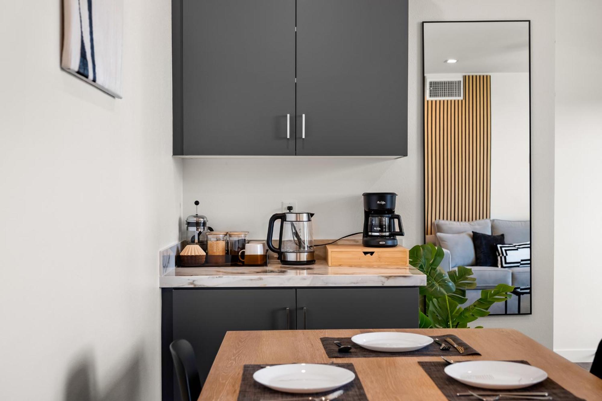Stylish 2 Bedroom King Bed Evcharger Pet-friendly Balcony San Diego