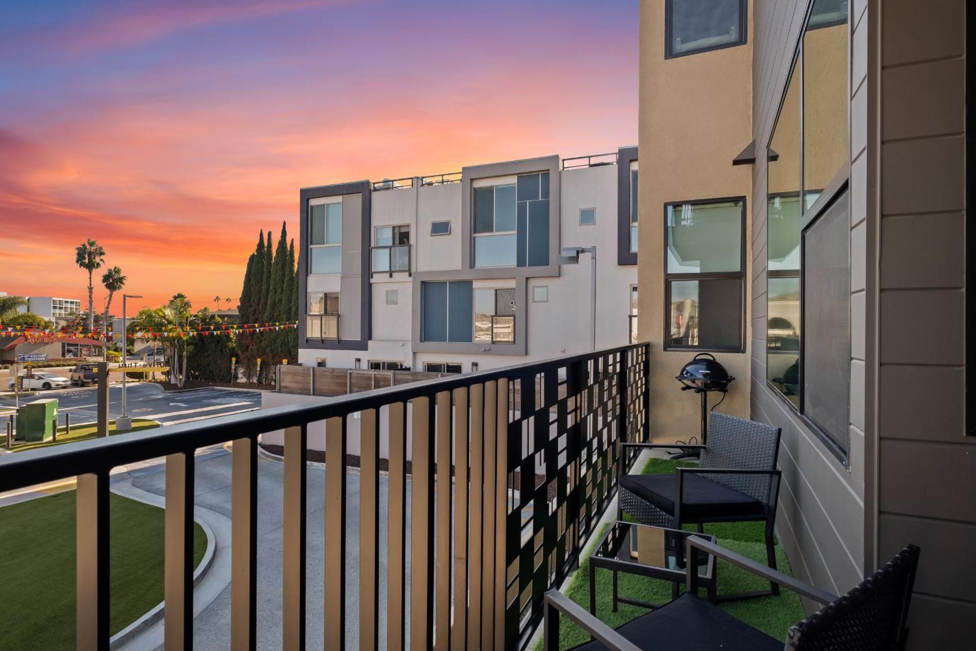 Stylish 2 Bedroom King Bed Evcharger Pet-friendly Balcony