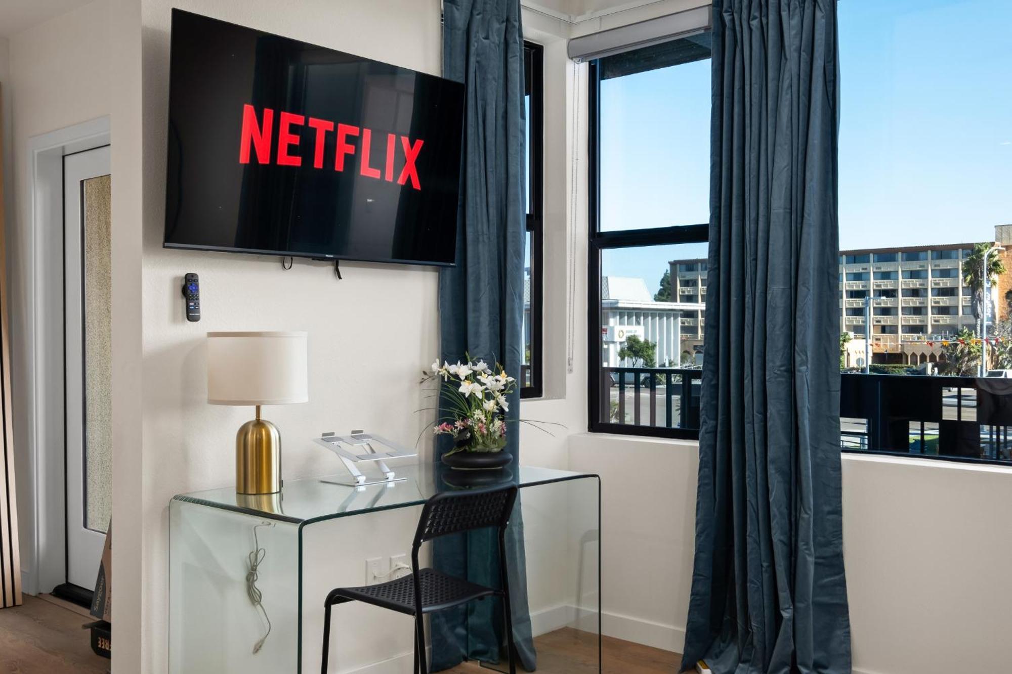 Stylish 2 Bedroom King Bed Evcharger Pet-friendly Balcony Apartment