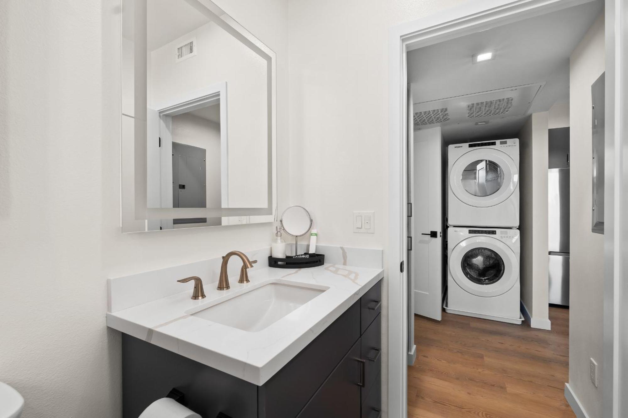 Stylish 2 Bedroom King Bed Evcharger Pet-friendly Balcony Apartment *