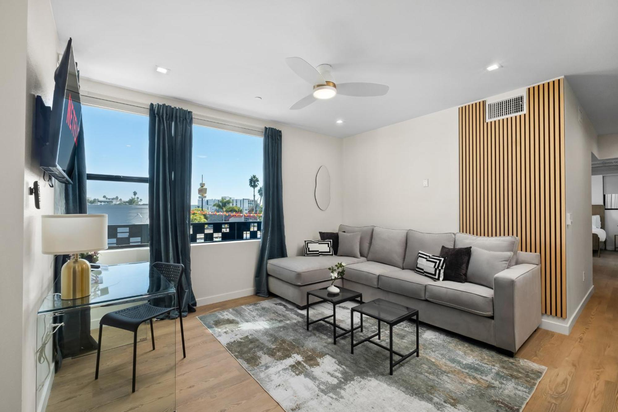 Stylish 2 Bedroom King Bed Evcharger Pet-friendly Balcony San Diego