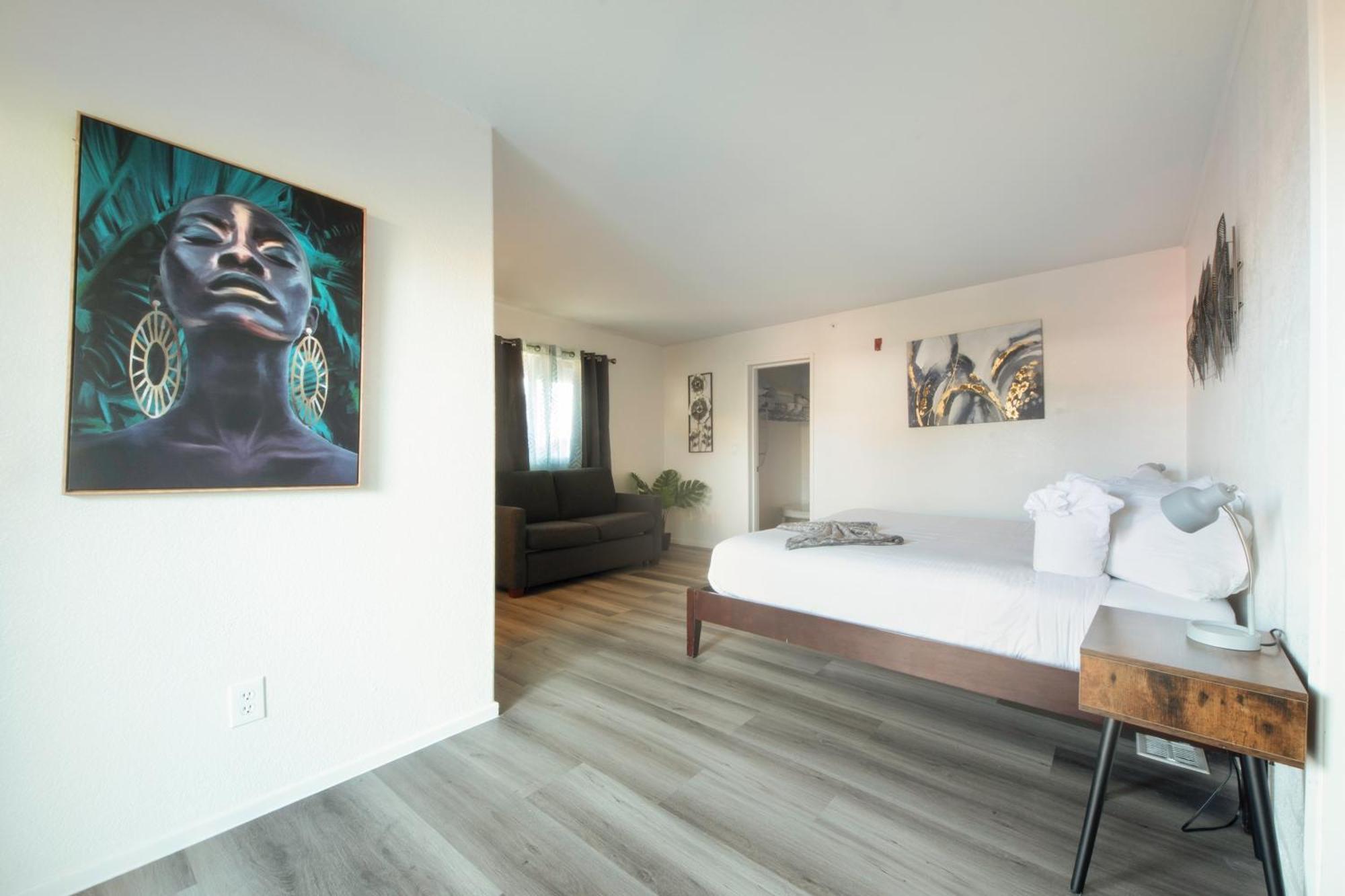 201 Urban Retreat Just Steps From Little Italy *