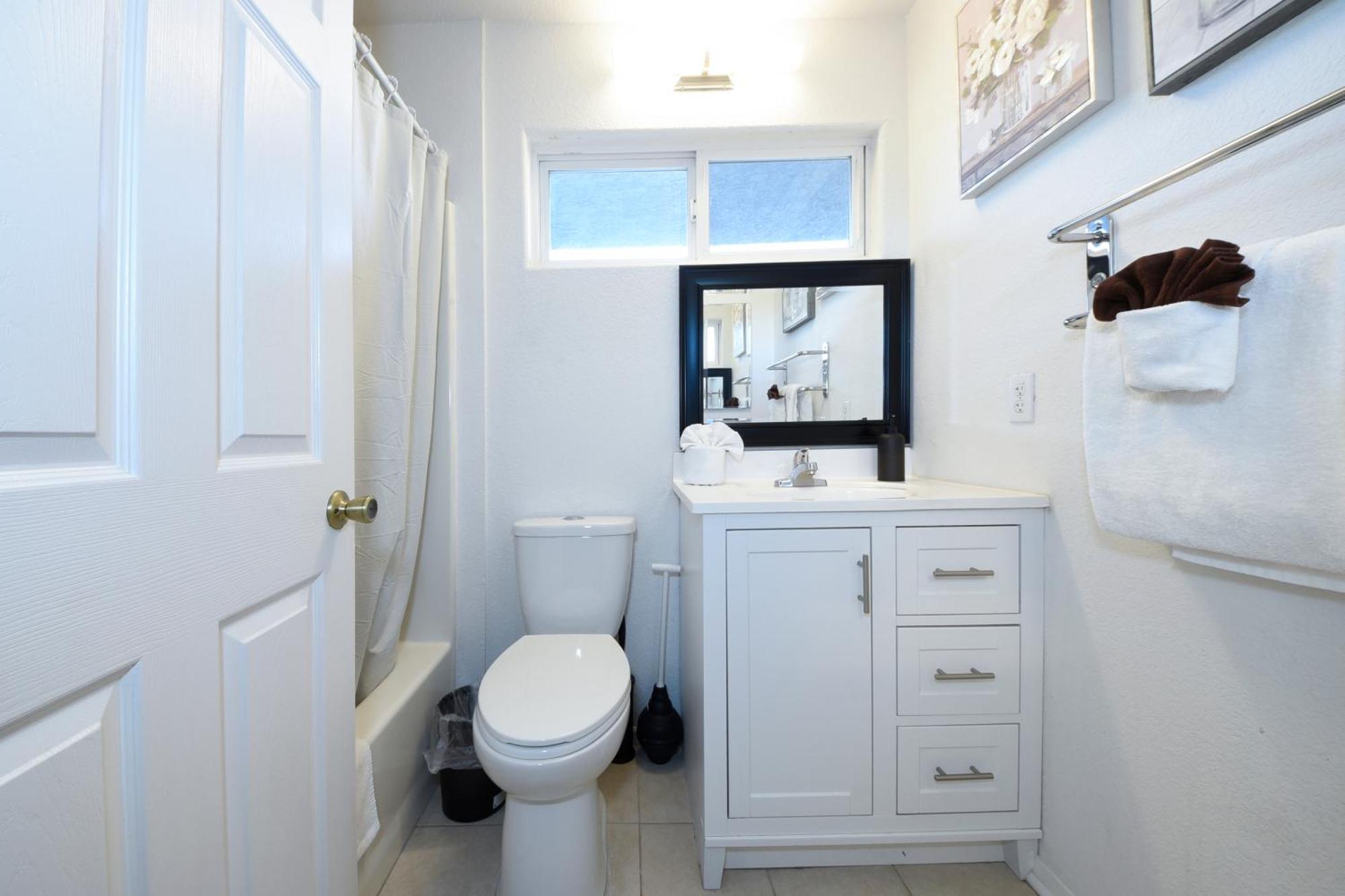 201 Urban Retreat Just Steps From Little Italy Apartment