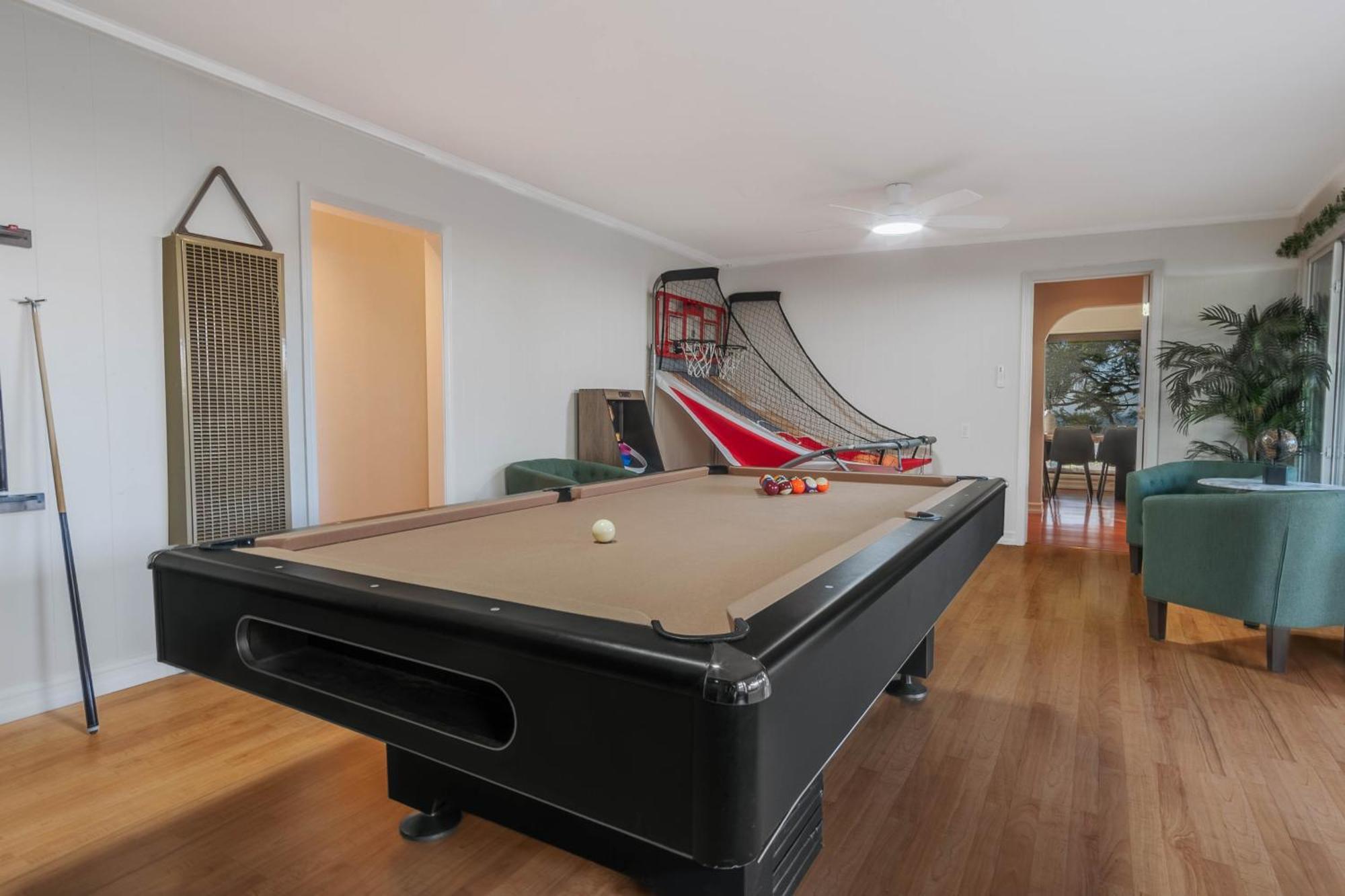 Villa Family-friendly Bay Views, Game Room, Hot Tub!