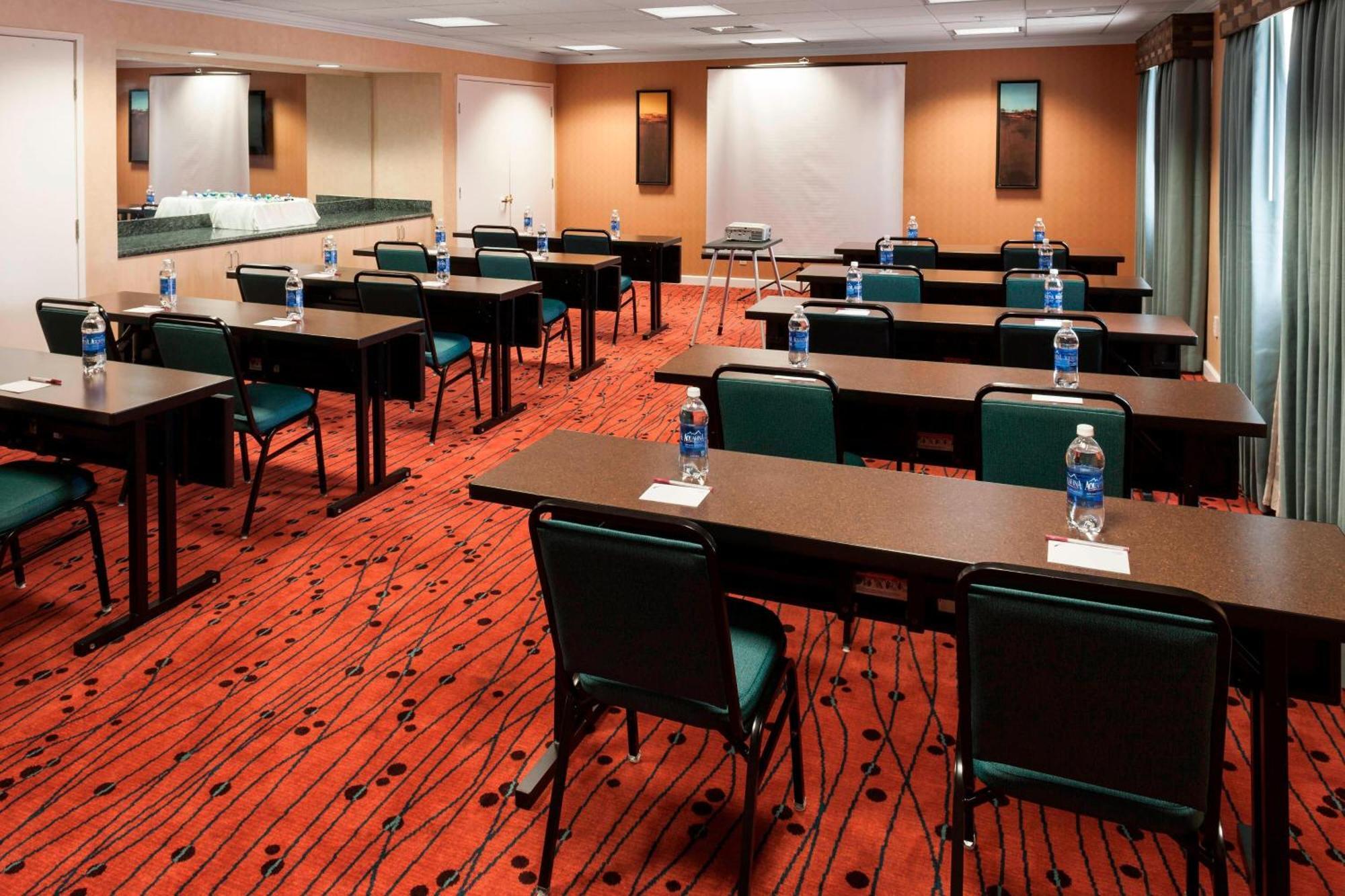 Hotel By Marriott Downtown 3*